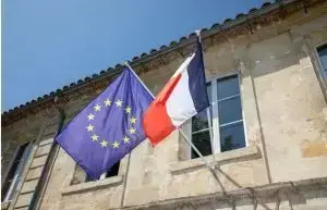 drapeaux français et européen sur un bâtiment